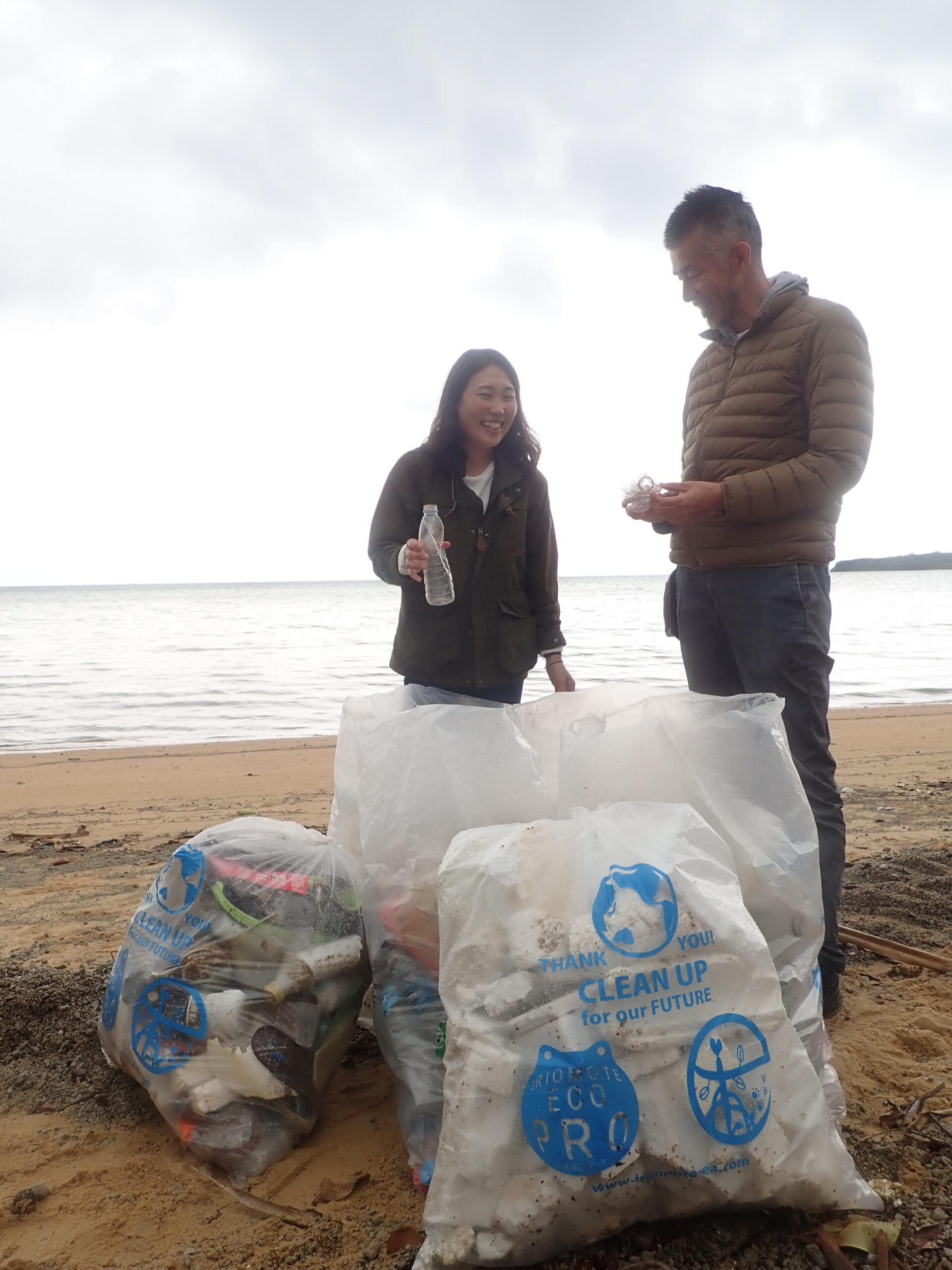 Claudia Goncalves joins PARLEY beach clean-up at WSL Corona Bali Protected  – SWOX® Surf Protection